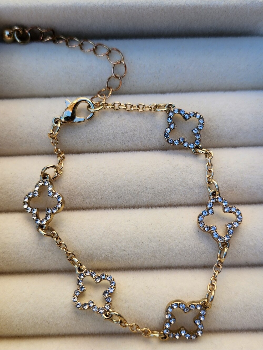 ✨ Gold-Tone Rhinestone Clover Charm Bracelet – NWOT - Picture 5 of 7